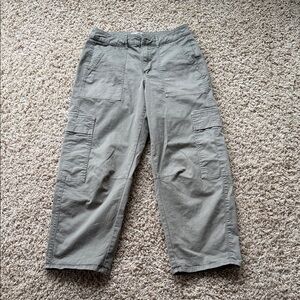 Universal Thread Women’s barrel leg Cargo Pants in Green